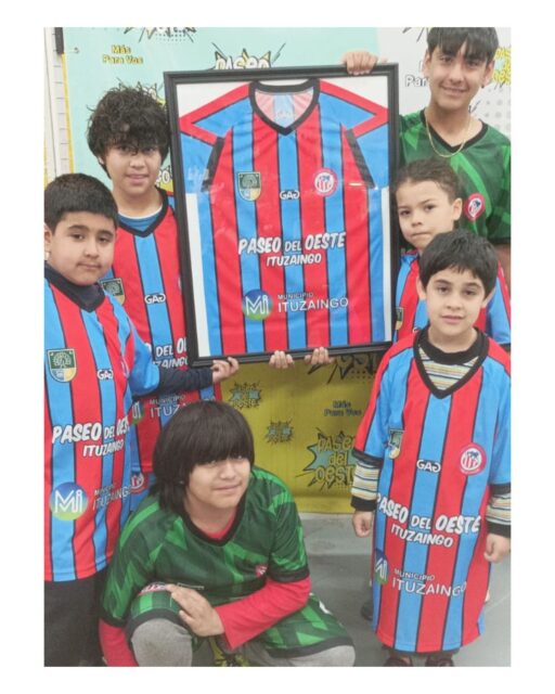 🙏 Gracias a la Sociedad de Fomento Libertador por la visita y el hermoso obsequio 💙
Junto a @municipioituzaingo  compartimos una jornada especial, entregando camisetas a los chicos y disfrutando de un encuentro lleno de alegría y comunidad ⚽💫
Gracias por dejarnos ser parte y por permitirnos acompañar a tan linda gente.
@descalzopablo  @jm.alvarezluna 
#PaseoDelOeste #Ituzaingó #SociedadDeFomentoLibertador #MunicipioDeItuzaingó #TrabajoEnComunidad #CompromisoSocial #FútbolInfantil #Gracias #JuntosPorLaComunidad